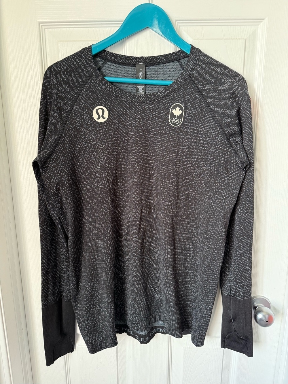 Women’s LULULEMON
Team Canada Swiftly Tech Long Sleeve Shirt 2.0 | Size 12